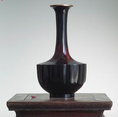 大漆赏瓶“深潭红印”