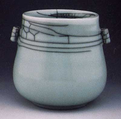 ë���ϣ��У�1940�������й�����������ʦ���й��մ�������ʦ�����ܹ���Ժ���������������Ȫ�ɳ���������֧��ǡ���Ȫ����о�����������Ȫ�еھŽ��˴�ί���㽭ʡ�߽���ЭίԱ��������������о�50����������������ڼ̳д�ͳ�����ϲ��̴��£���Ʒ���ͼ�ࡢ���Ŵ������Բ����������񡢴�����覣������������߾��硣

��Ҫ�վͣ�1965������״����Զ����������췢������1986�ꡰ61����ӭ���̡���ȫ���մ�����һ�Ƚ���1988�ꡰ�Ϲ��̡����Ϲ�ƿ��Ϊ��������״�ѡ�����Ϻ��Ϲ���ղس��У�2001�ꡰǧ��䡱 �������ƹᡱ��16����Ʒ�ٴ���ѡ���Ϻ��Ϲ���ղس��У�����̥¯�������غ�����13����Ʒ�ֱ��й������ݡ��й������������ղأ��������̡�Ϊ��Сƽ�ղأ�Ϊ���������ۻ����¼ұ�������������ר����Ʒ1600������Ⱥ��ձ����¼��¡�̨�塢���žٰ���Ʒչ���μ��Ļ�������1996�괴����Ȫ����������о�����

 

MaoZhengCong, a man, was born in 1940. As a Chinese master of arts and crafts and ceramic arts, he owns privileged allowance of State Department. He was once appointed as a factory direct            ......  ��ϸ��������ۿ�