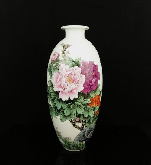 粉彩牡丹花瓶