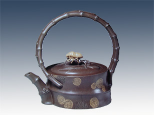 ���˶�ɽ�ˣ�1943�����������������������ϰ�գ���������������ַ����ܴ�ʦӰ�죬�ѵ��洫��ϰ���ڼ��������λ��ɰ��ʦָ������Ʒ�Ի����͹�����������Ϊ�ִ����մ��֮һ��